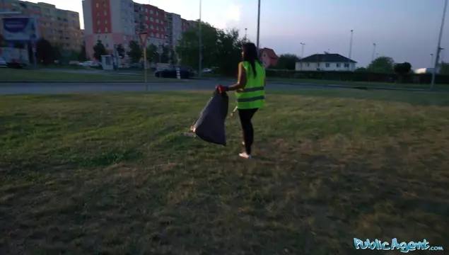 Отвел молодую девчонку в кусты, чтобы попрыгала на моем члене